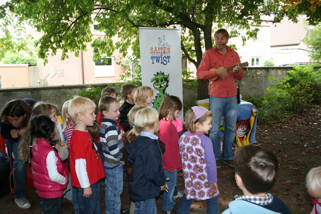 gal/2010/2010 Saitentwist Kita Dreistein Tag der offenen Tuer 26.09. Essen Haarzopf/2010 Saitentwist Dreistein Kita Tag der offenen Tuer 26.09. 050.jpg